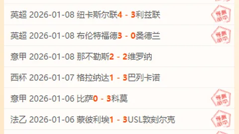 詹姆斯抓住勇士传球失误，完成快攻上篮得分